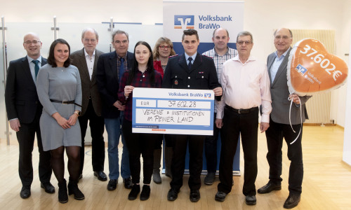 Stefan Honrath, Leiter der Direktion Peine von der Volksbank BraWo (links), übergibt symbolisch die Spendensumme an die Vertreter der begünstigten Vereine aus dem VR-GewinnSparen 2019.