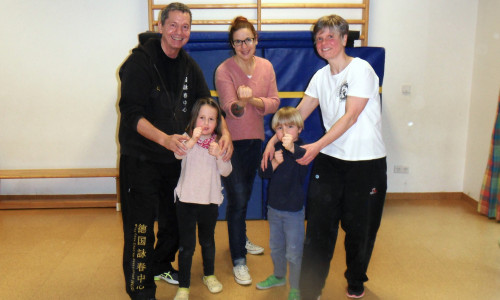 Die Kinder trafen sich zum Selbstbehauptungstraining Wing Chun Kung Fu.