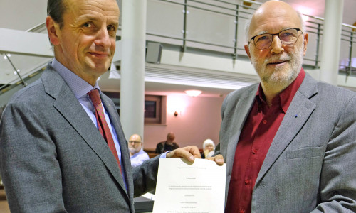 In der jüngsten Verbandsversammlung hatte Verbandsvorsitzender Detlef Tanke (rechts) Hennig Brandes (links) bereits symbolisch die Urkunde überreicht. 