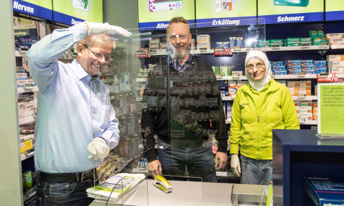 Von links: Axel Kommander, Frank Siepert, Adla Kam-Nakich, Apothekerin.