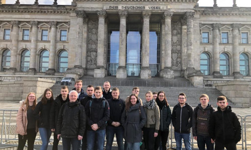 Die Schüler des Gymnasiums am Bötschenberg vor dem Bundestag in Berlin.