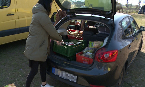 Christiane und Sina haben eine Wagenladung voll Lebensmittel mitgebracht.