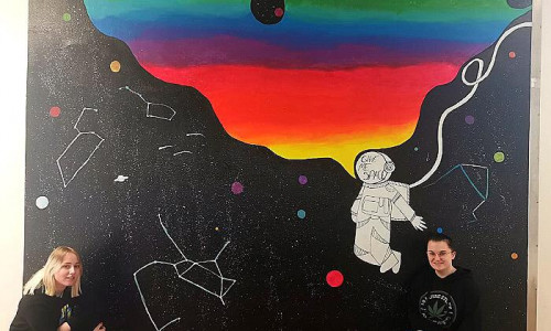 Der Astronaut ziert nun eine Wand in der Werla-Schule in Schladen.