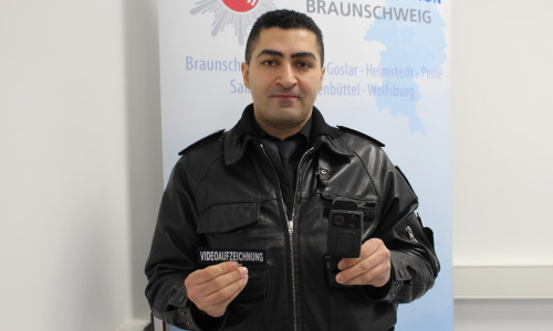 Streifenbeamter Mohammad El-Mohammad präsentiert die Bodycam.