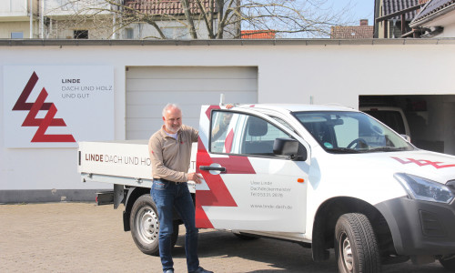 Dachdeckermeister Uwe Linde vor seinem Firmentransporter. Ein ähnliches Fahrzeug wurde ihm am heutigen Mittwoch gestohlen. Archivbild
