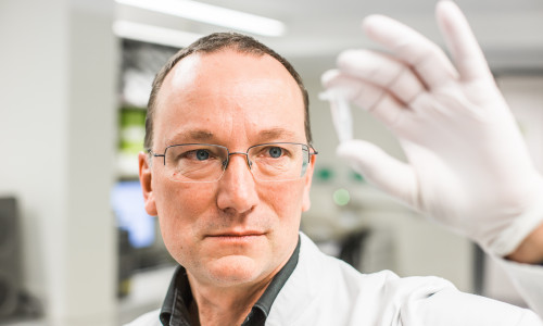  Der Leiter der Zentralen Einrichtung für Molekulare Diagnostik (ZEM) im Institut für Pathologie, Dr. Horst Hannig.