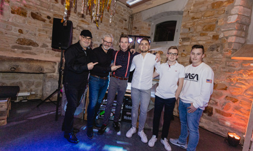Von links: Die Pferdestall DJs Martin Lehmann, Andreas Draß, Florian Danker, Adrian Blank, Linus Struck und Moritz Schmidt vor der letzten Veranstaltung „Neujahrsdisco 2020“. 