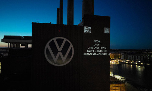 Eine der vielen Projektionen an der Fassade des VW-Kraftwerks in Wolfsburg.