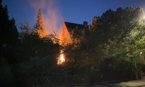 Das Feuer drohte auf ein Haus überzugreifen.