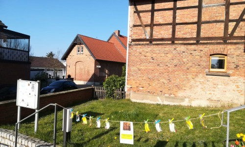 Die Osterkette vor dem Eingang der Kirche von Klein Schöppenstedt.