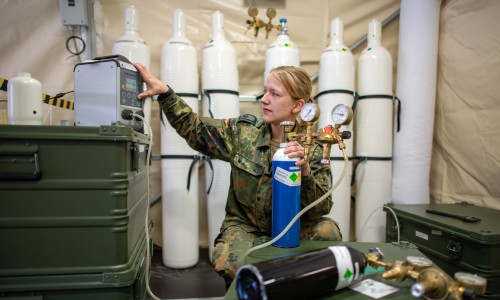 Die Bundeswehr ist in der Corona-Krise gefragt. Hier überprüft eine Soldatin Sauerstoffflaschen in einer mobilen Sauerstofferzeugeranlage in der Falckenstein-Kaserne in Koblenz. (Symbolbild) 