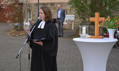Pastorin Dr. Heidrun Gunkel an ihrem improvisierten Altar auf dem Gelände des Philipp-Spitta-Seniorenzentrums.