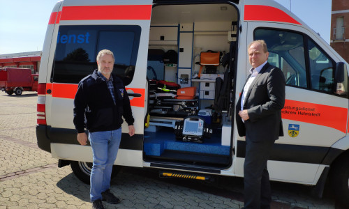 Das Foto zeigt den Leiter des Rettungsdienstes Thomas Wächter und Landrat Gerhard Radeck (von links).