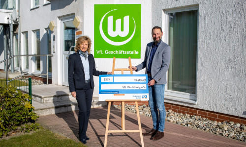  Claudia Kayser, Leiterin der Direktion Wolfsburg der Volksbank BraWo, mit Stephan Ehlers, Geschäftsführer des VfL Wolfsburg e.V. bei der Scheckübergabe.