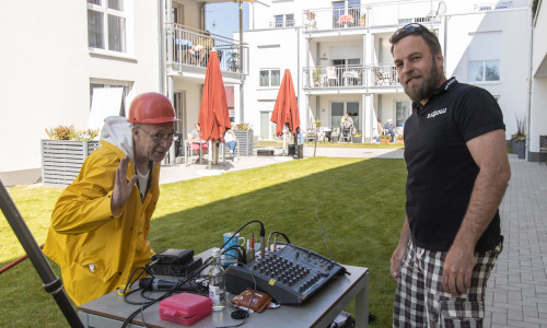  Thomas Chrysochoides (Manni, rechts) und Oliver Berkhan (DJ Olli) sorgen für Unterhaltung.