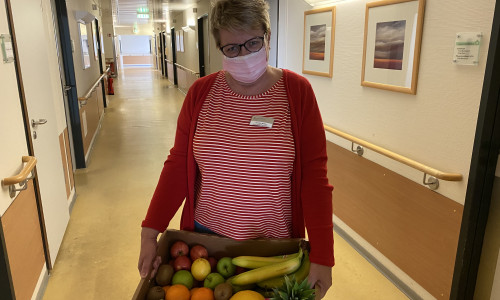  Christina Weber, stellvertretende Pflegedirektorin, Harzkliniken, verteilt einen der Obstpräsente an Abteilungen, die derzeit besonders gefordert sind, etwa an Mitarbeiter der Intensivstation.   