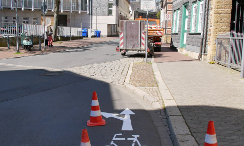 Die neuen Markierungen weisen in der Mauerstraße (hier Ecke Vogelsang) auf den Radverkehr hin