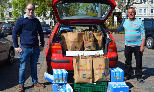 Pastor Jens Kertess (links) und Gerhard Eggloff waren unterwegs, um die Lebensmittel an die Gemeindemitglieder zu liefern.