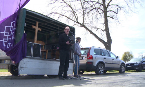 Mit seiner "mobilen Kirche" brachte Pastor Olaf Klein aus Wittingen den Gottesdienst zu den Menschen in die Dörfer.