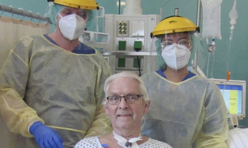 Nach vier Wochen aus Seesen wieder zurück nach Zwolle in die Niederlande: der 71 Jahre Patient hat seine schwere Covid-19-Erkrankung gut überstanden, hier mit zwei der Pflegekräfte, die sich mit ihm freuen.
