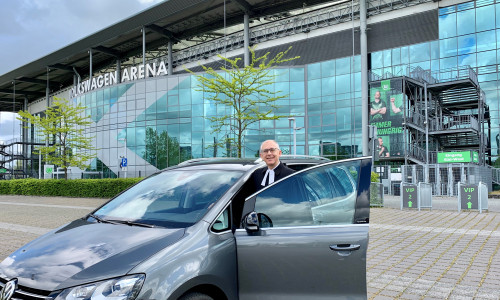 Superintendent Christian Berndt vor der Volkswagen Arena.