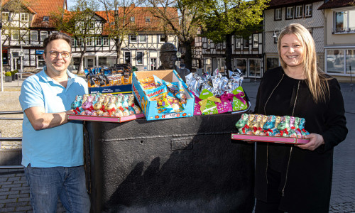 Dincer Dinc übergibt einige Süßigkeiten an Anna Koch vom Familienservice der Stadt Salzgitter.