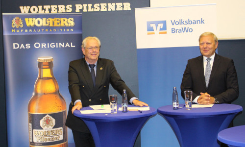 Von links: Peter Lehna, Geschäftsführer von Wolters, daneben Jürgen Brinkmann Vorstandsvorsitzender der Volksbank BraWo.