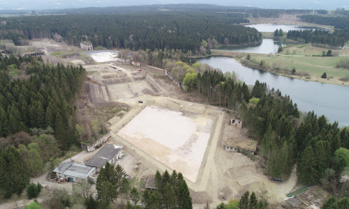 Große Fortschritte konnten auf dem Gelände der ehemaligen Sprengstofffabrik „Werk Tanne“ bei Clausthal-Zellerfeld erzielt werden. Das Pflanzenklärbecken sowie das Rückhaltebecken sind bereits weit fortgeschritten. 