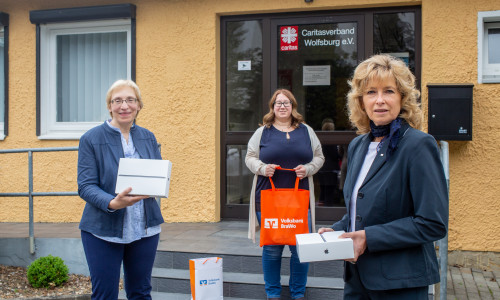 Claudia Kayser, Leiterin der Direktion von der Volksbank BraWo (rechts) überreicht vier iPads für die Seniorenarbeit an Barbara-Maria Cromberg (Vorständin) und Annika Scharenberg (Koordinatorin der Seniorenarbeit) vom Wolfsburger Caritasverband.