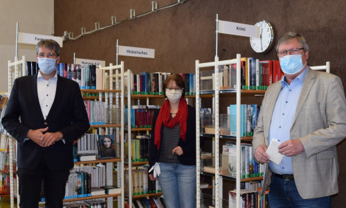 Oberbürgermeister Dr. Oliver Junk (von links), Leiterin Kirsten Brocks und Erster Stadtrat Burkhard Siebert machen es bei der Wiedereröffnung der Stadtbibliothek vor: mit Maske und genügend Abstand.