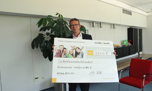 Klaus Mohrs, stellvertretender Vorsitzender des Fördervereins ready4work, freut sich über die Spende in Höhe von 7800 Euro. 