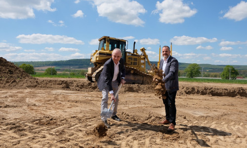 Landrat Thomas Brych (links) und KWB-Betriebsleiter Thomas Ebert beim Spatenstich zum Bau der neuen Müllumschlagstation Bornhausen.