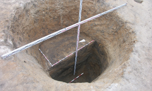 Die zweittiefste Grube ist offenbar als Zisterne zu deuten. Die Holzeinfassung war nach 13. Jahrhunderten vergangen.