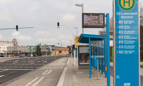 An der Haltestelle am Lebenstedter Bahnhof gibt es bereits ein Fahrgastinformationssystem.