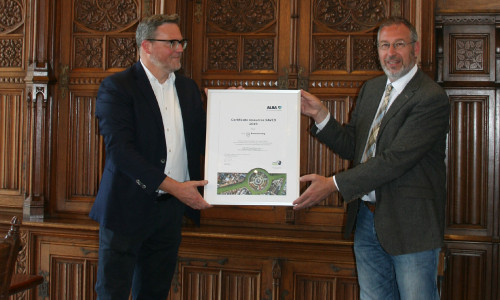 Von links: Matthias Fricke, Geschäftsführer ALBA Braunschweig GmbH, überreicht das Klimaschutzzertifikat an Holger Herlitschke, Umweltdezernent der Stadt Braunschweig.