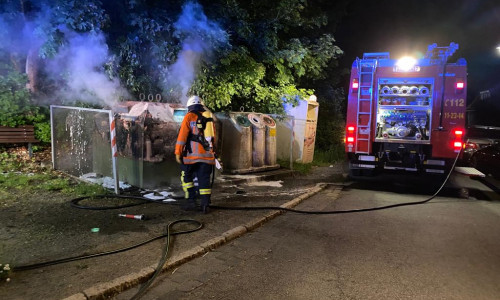 Ein brennender Altpapiercontainer verursachte den ersten Einsatz für die Okeraner Brandschützer am vergangenen Wochenende. 