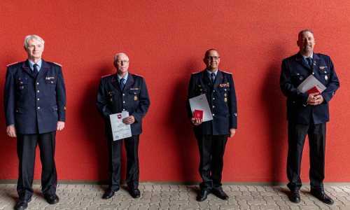 Von links nach rechts: Regierungsbrandmeister Jürgen Ehlers, Brandmeister Erich Hütter, Erster Hauptbrandmeister Christian Hellmeier und Erster Hauptbrandmeister Martin Müller.