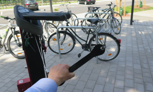 Der Fahrradreifen braucht Luft oder eine Schraube muss angezogen werden? Dafür steht eine Bike-Repair-Station bereit. 