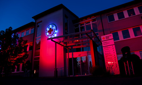 Das in Rot leuchtende DRK-Gebäude in Gifhorn.