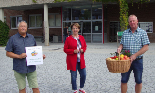 v.l.: Ratsmitglied Peter Haller, Bürgermeisterin Andrea Föniger und der Stellvertretende Bürgermeister Dirk Petersen werben für eine Wiederbelebung des Schöppenstedter Wochenmarkts. 