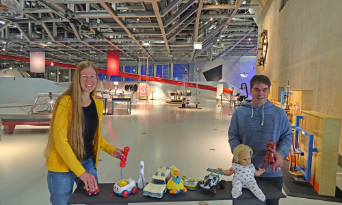 Volontärin Mareike Wiese und Dr. Christof Börner, Organisator des Kunstprojekts im phaeno mit den ersten Spielsachen.