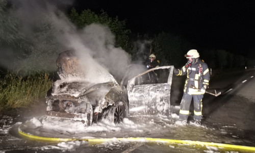 Nach einem Knall schlugen sofort Flammen aus dem Wagen.
