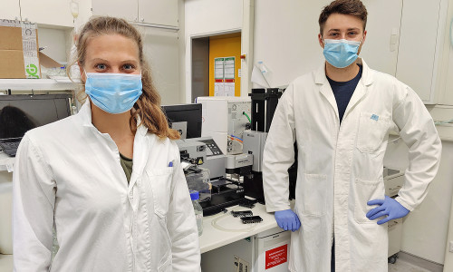 Die beiden Promovierenden Nora Langreder und Kai-Thomas Schneider arbeiteten bei der Entdeckung der Antikörper mit.