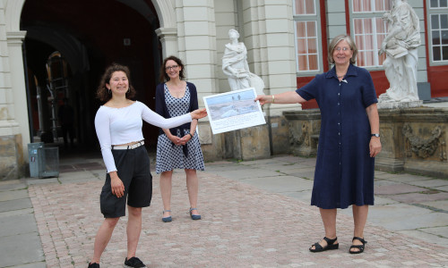Von links: Yasmin Streckrodt, Sonja Scheinhütte und Cornelia Schilling bei der Übergabe der Urkunde. 