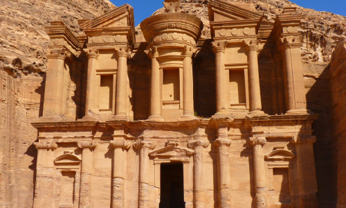 Die größte kulturelle Attraktion Jordaniens ist die Felsenstadt Petra. Sie gilt auch als achtes Weltwunder der Antike.