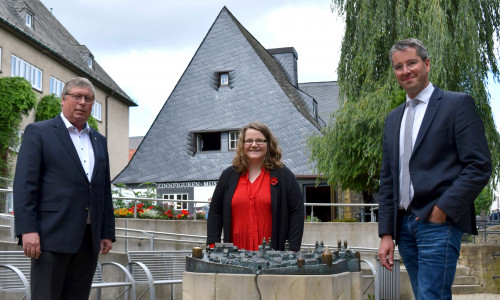 Marleen Mützlaff freut sich auf ihre neue Position – und mit ihr Oberbür- germeister Dr. Oliver Junk (rechts) und Erster Stadtrat Burkhard Siebert.