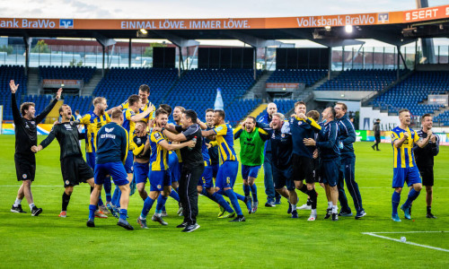 Die Staake-Gruppe freut sich mit dem Eintracht-Team über den Aufstieg.
