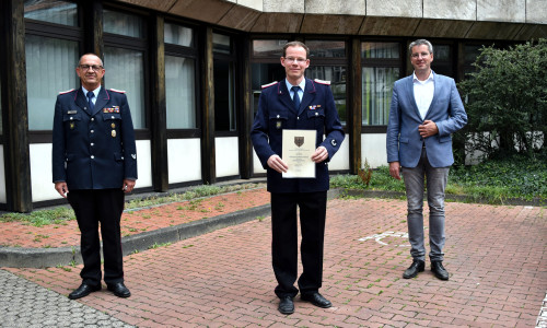 Stadtbrandmeister Christian Hellmeier (links) und Oberbürgermeister Dr. Oliver Junk (rechts) gratulieren Martin Wilgenbus zu seiner zweiten Amtszeit als Ortsbrandmeister der Ortsfeuerwehr Hahnenklee-Bockswiese.