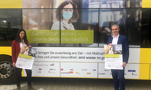 Anlässlich der ersten mit dem Kampagne-Motiv beklebten Busse im Verbundgebiet bei der Goslar Stadtbus GmbH trafen sich am Mittwoch Stadtbus-Geschäftsführerin Anne Sagner und Verbandsdirektor und gleichzeitig VRB Geschäftsführer Ralf Sygusch. 