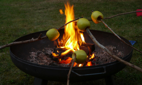Abendabschluss mit Bratäpfeln über dem Feuer und anschließendem Abendsegen.